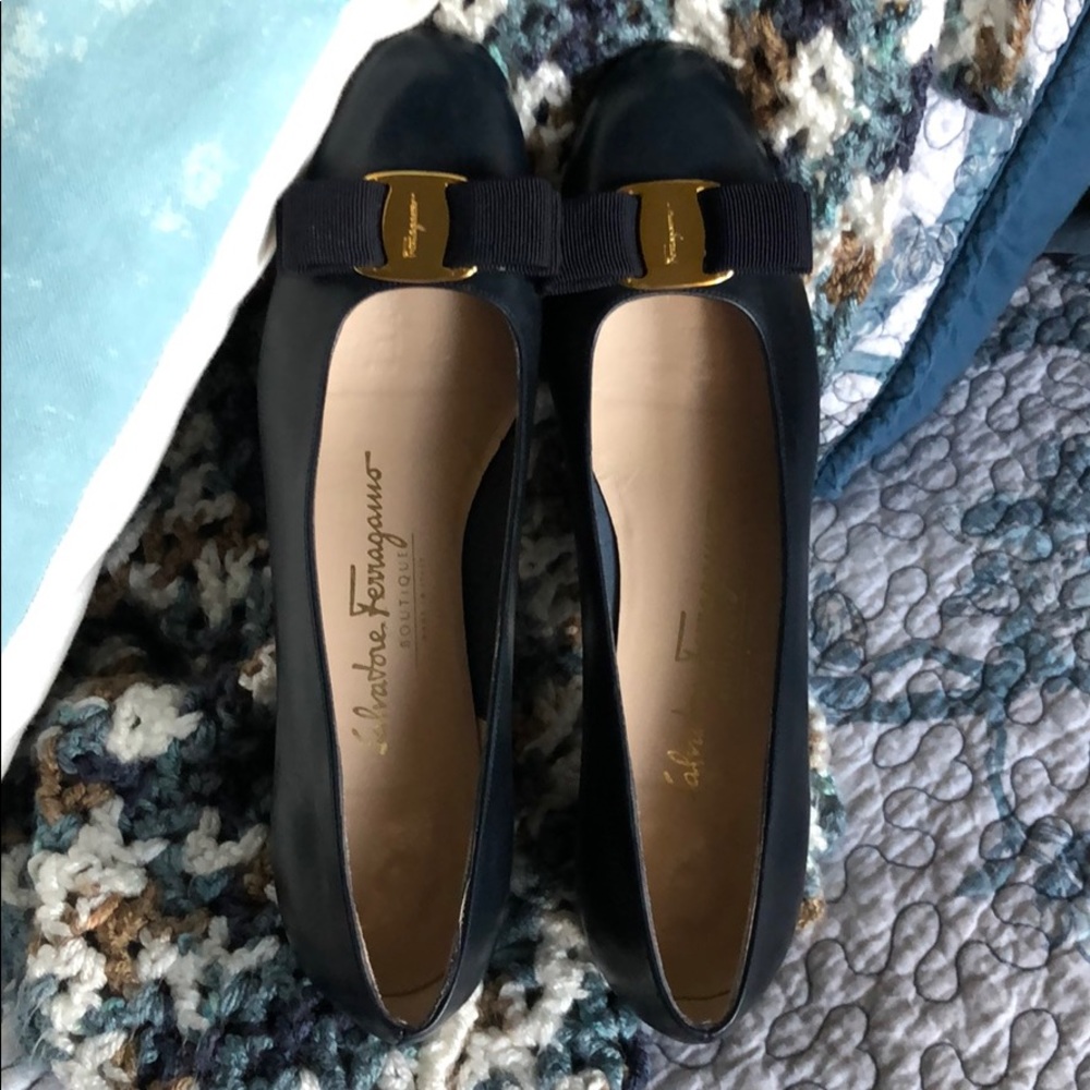 Preowned Ferragamo Low Heel Pumps Navy